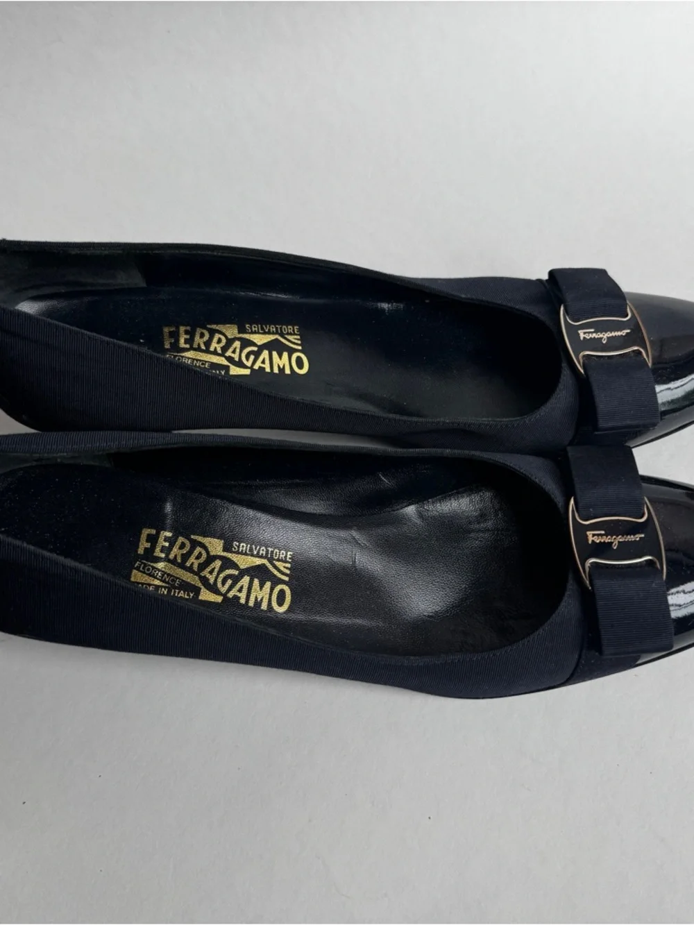 Salvatore Ferragamo Vara Navy Grosgrain Bow Pumps Kitten Heel 10 3A Italy - Picture 10 of 10